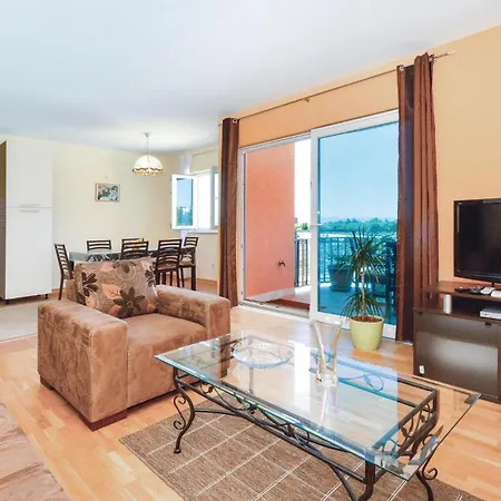 Two-bedroom With Sea View In Apartamento *